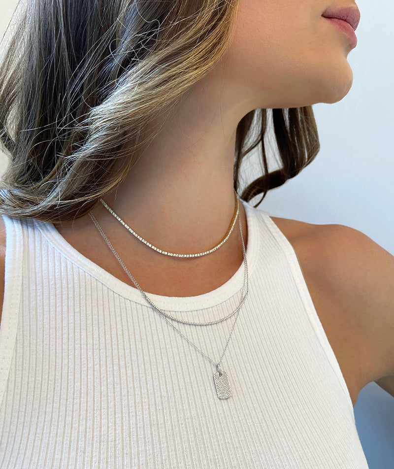 The Fashionista’s Guide to Minimalist Jewelry Styling and Selection